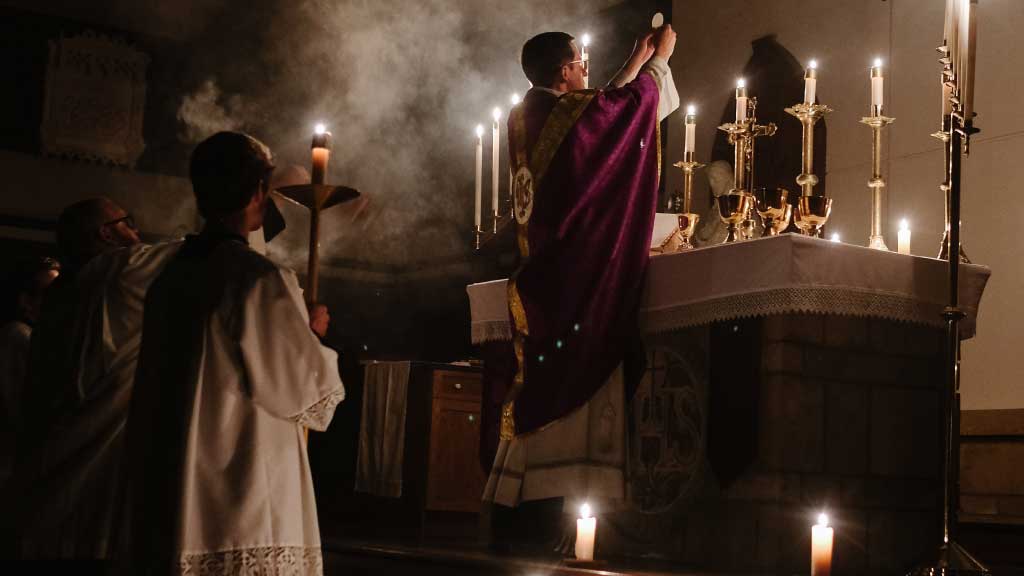 ¿Por qué sólo los sacerdotes pueden perdonar pecados? Mandato Dios